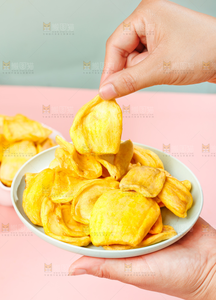 碟子里装着菠萝蜜果干