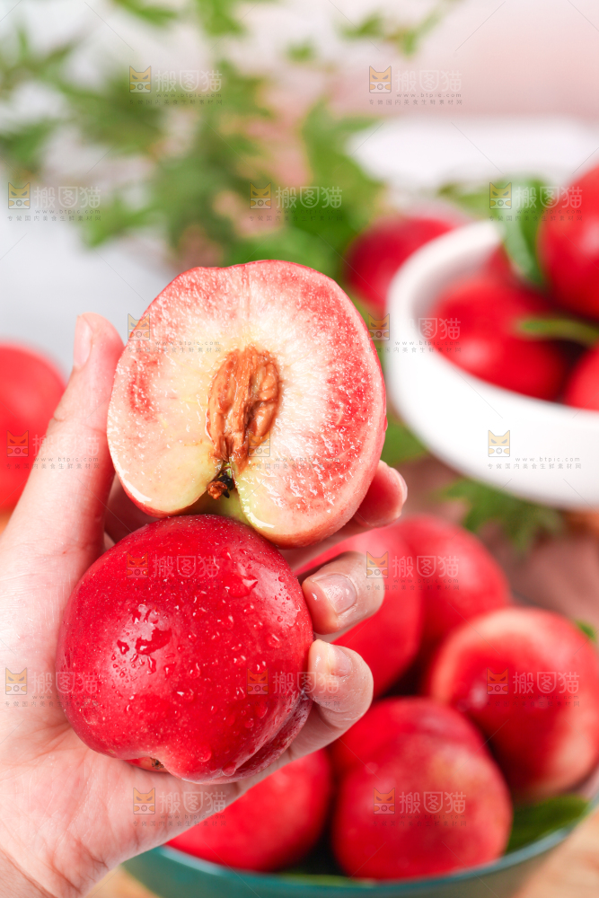 手里拿着脆甜桃子