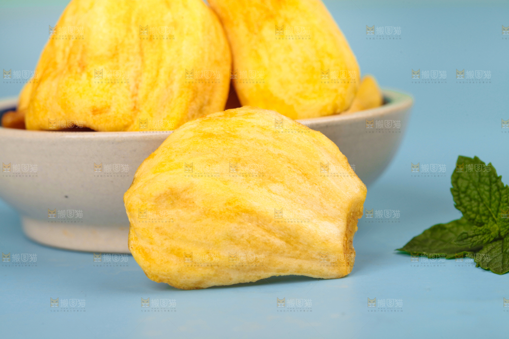 碟子里装着菠萝蜜果干