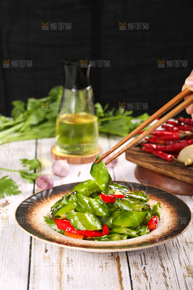 盘子里装着清炒四角豆