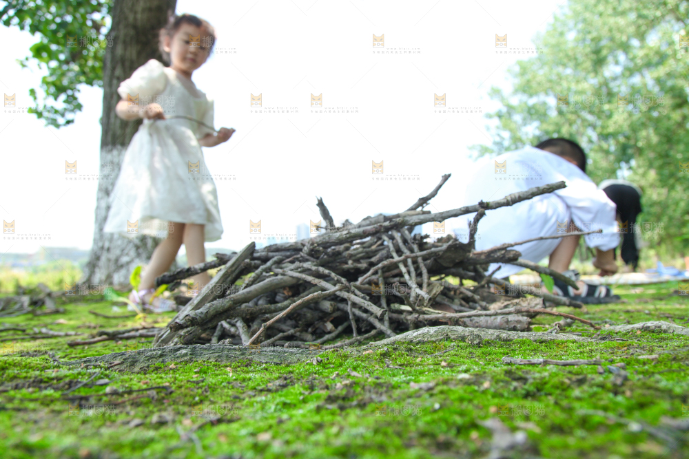 小孩子正在玩耍