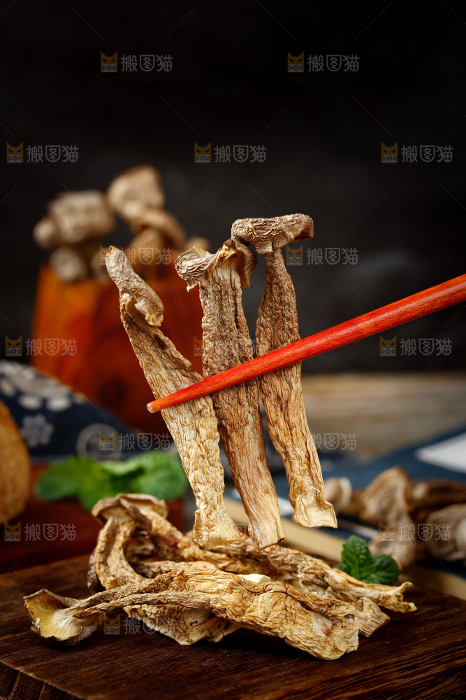 筷子夹着干茶树菇