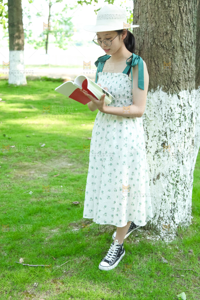 女孩正在看书