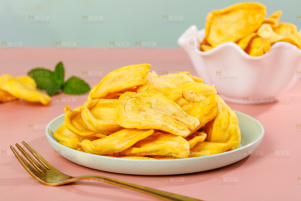 碟子里装着菠萝蜜干