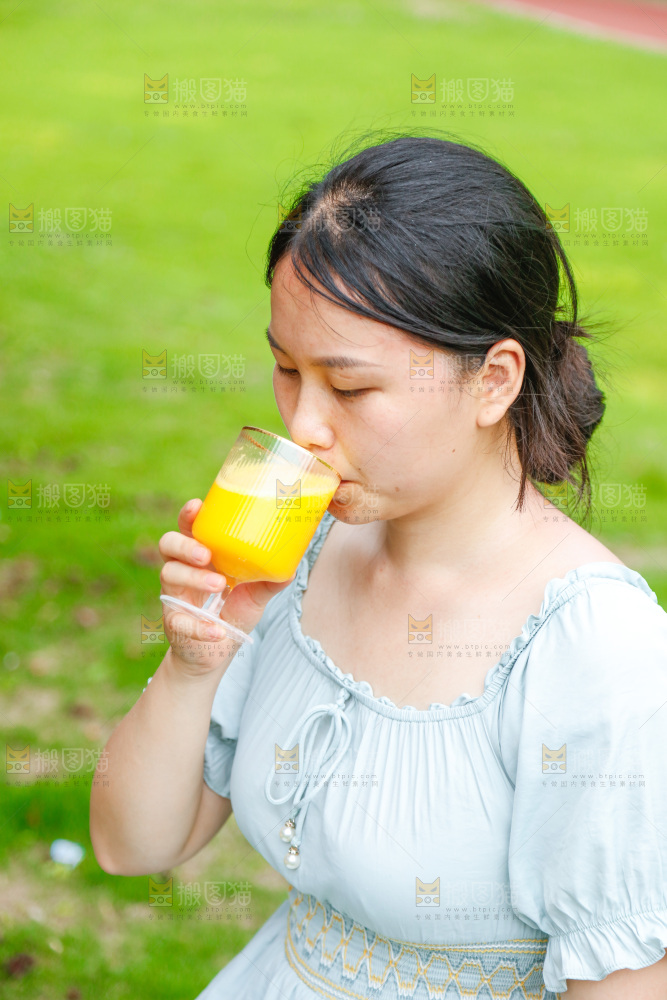 女孩正在喝芒果汁