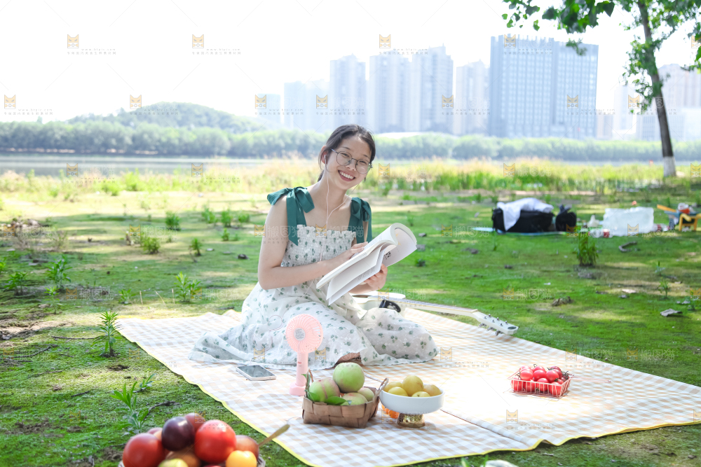 女孩子正在看书
