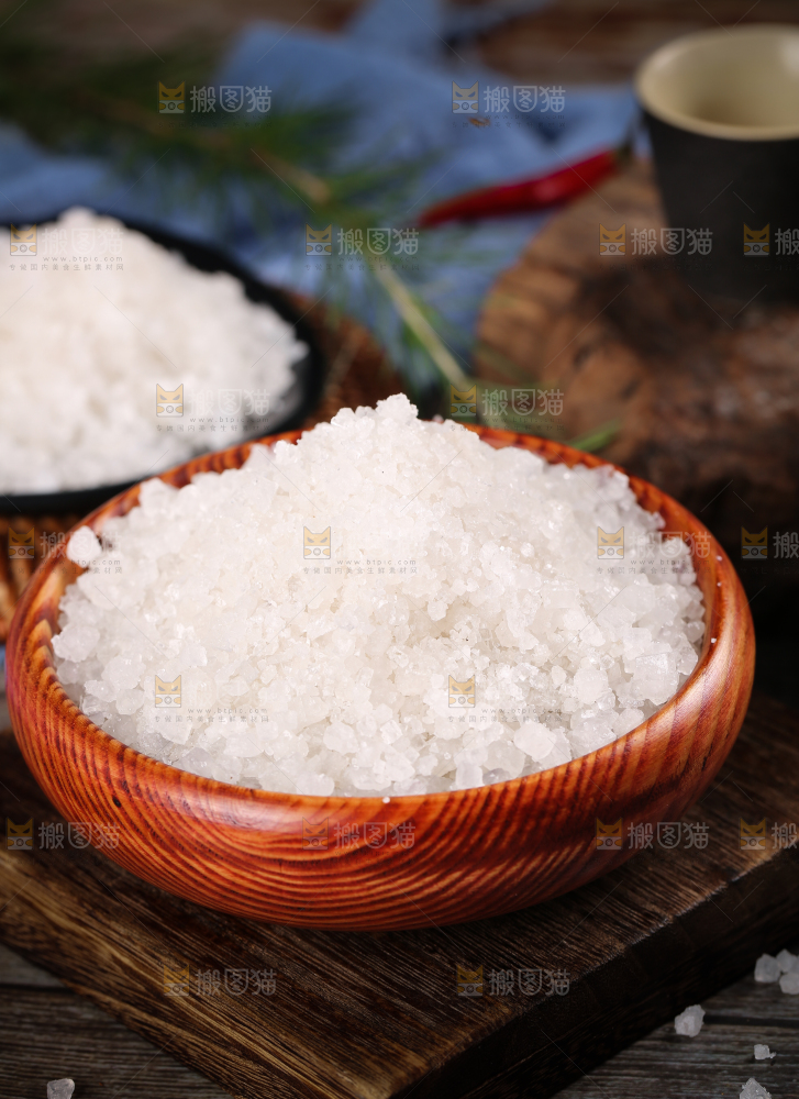 碟子里装着食用盐