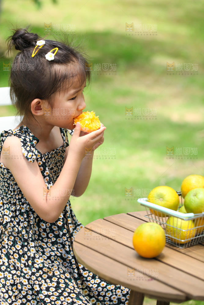 小女孩正在吃夏橙