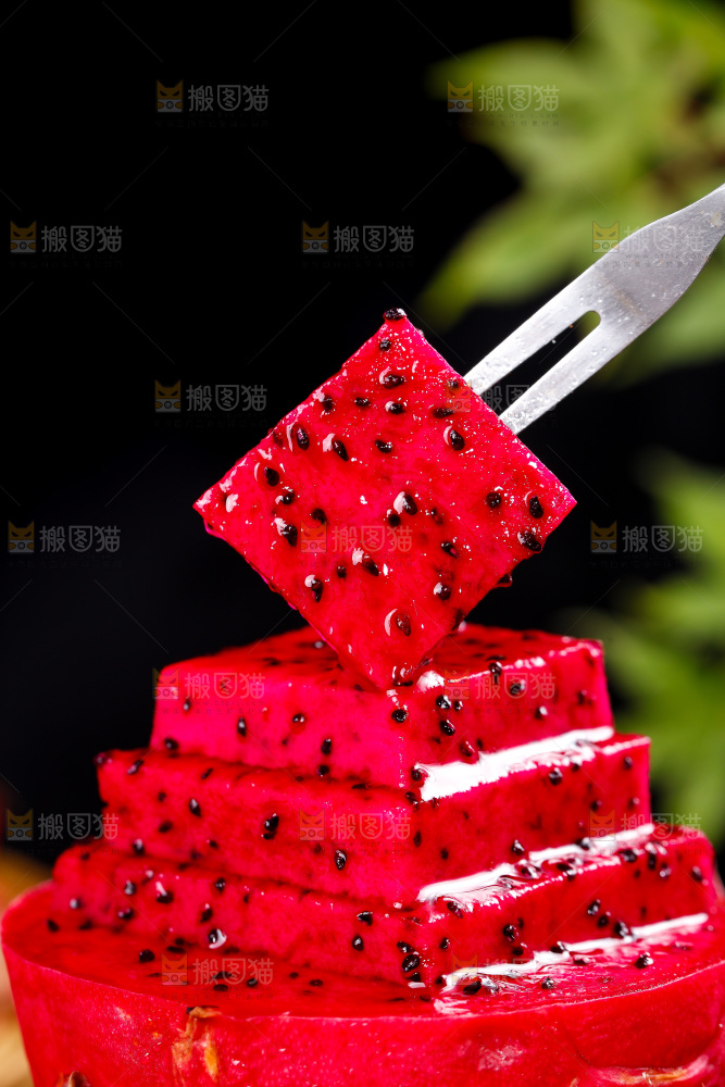 叉子叉着一块火龙果