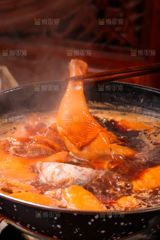 锅里装着正在卤鸭腿