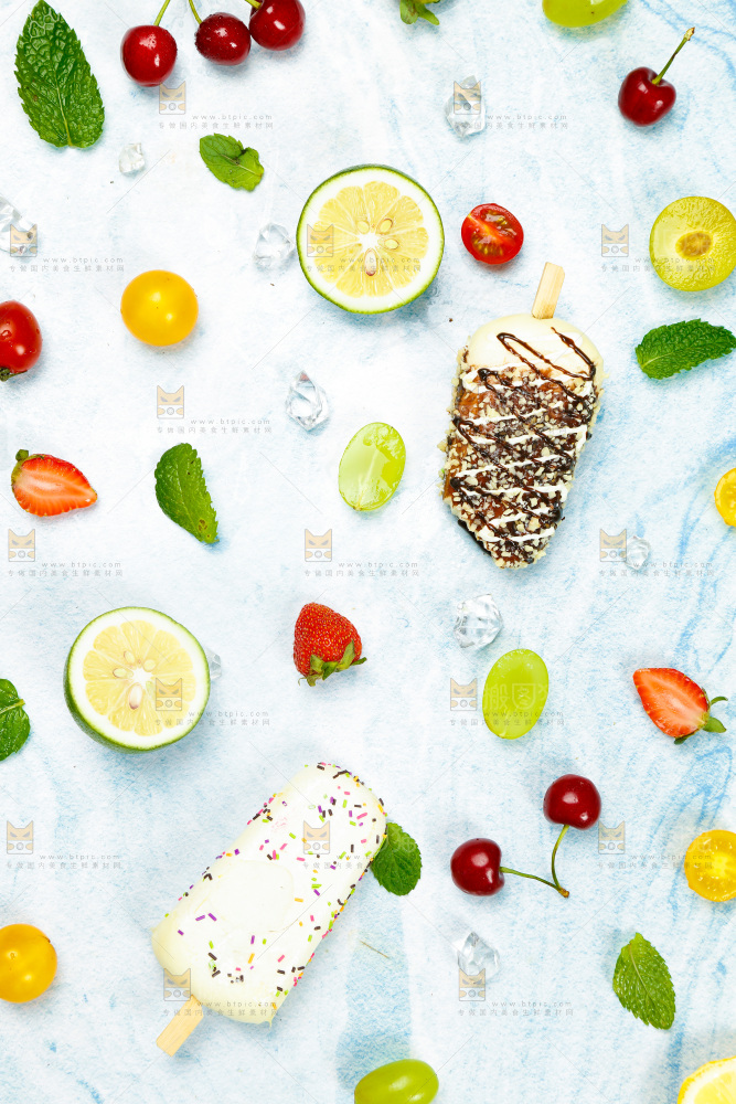 浅底上摆放着水果组合