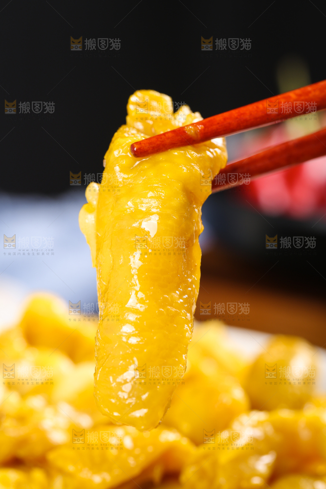 筷子夹着一块鸡脚筋