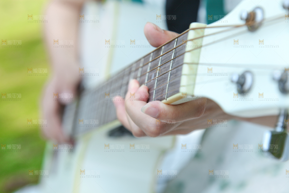 女孩正在弹吉他