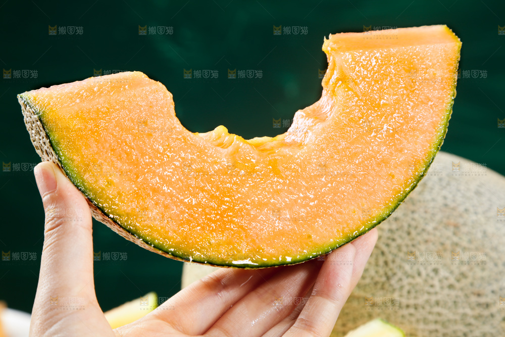 木底上摆放着新疆哈密瓜