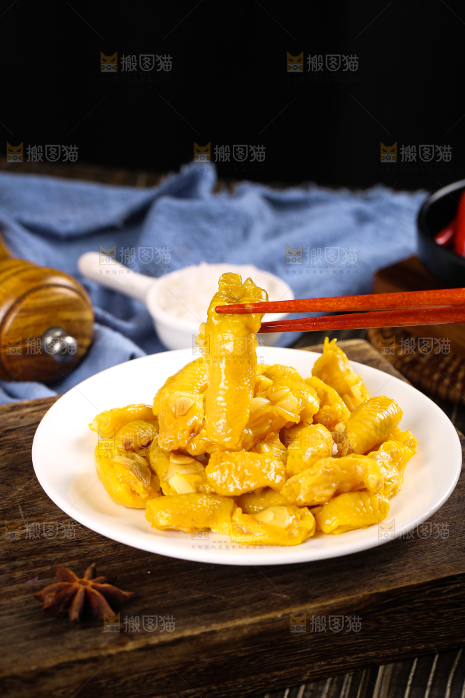 盘子里装着鸡脚筋