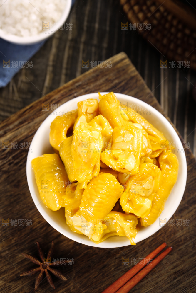 盘子里装着鸡脚筋