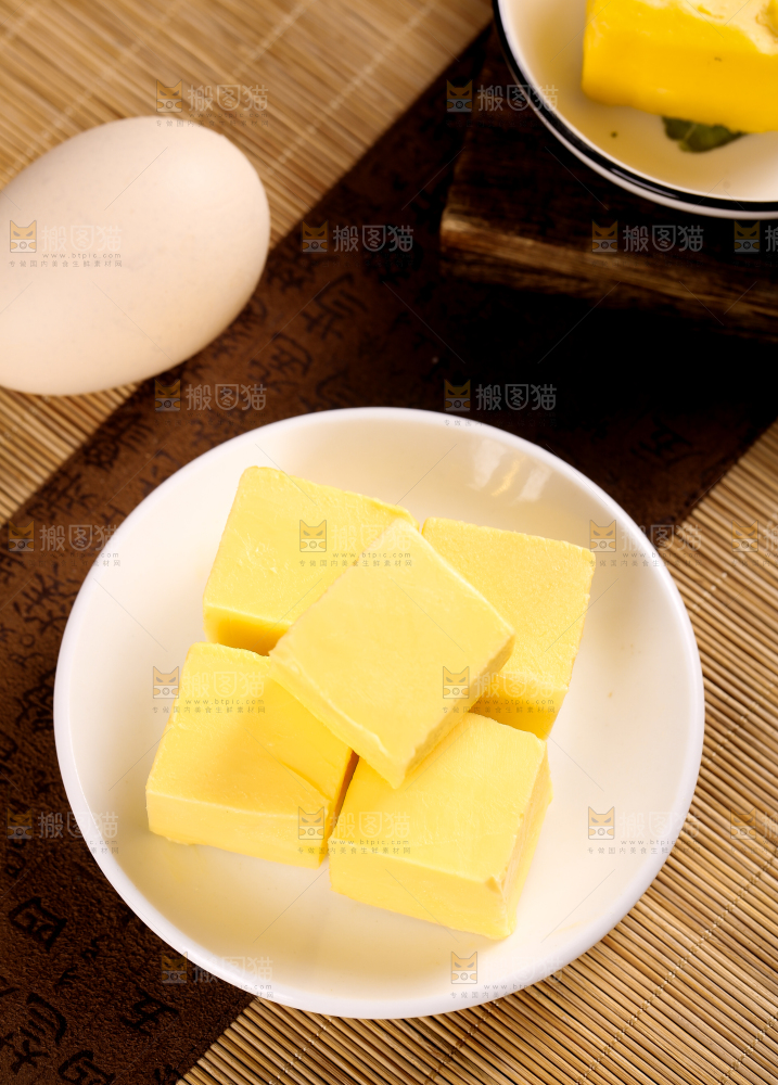 碟子里装着发酵黄油