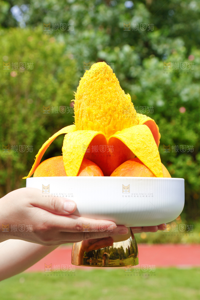手里端着一碟芒果