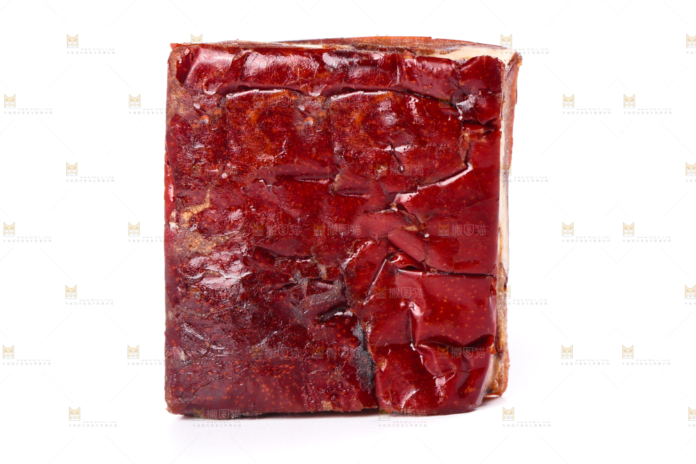 白底上摆放着枣夹核桃派