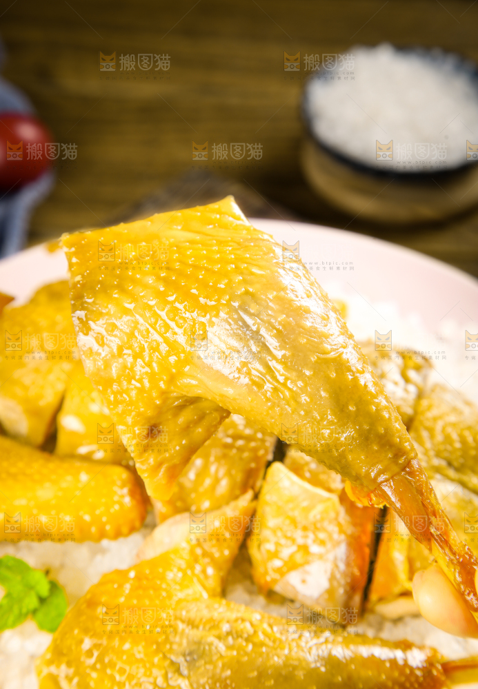 盘子里装着盐焗鸡
