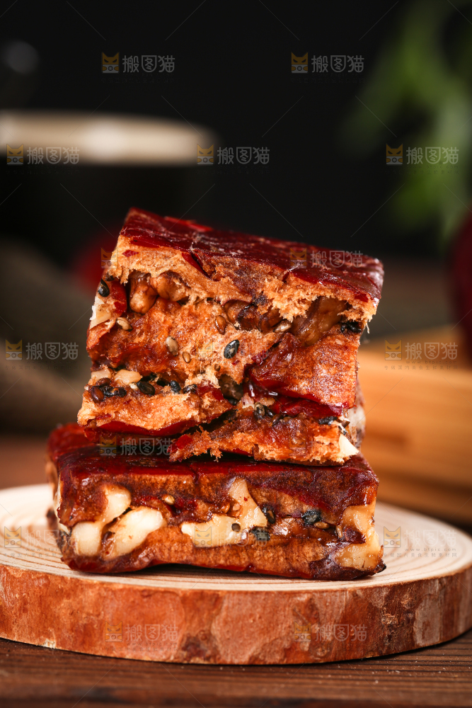 木底上摆放着枣夹核桃仁