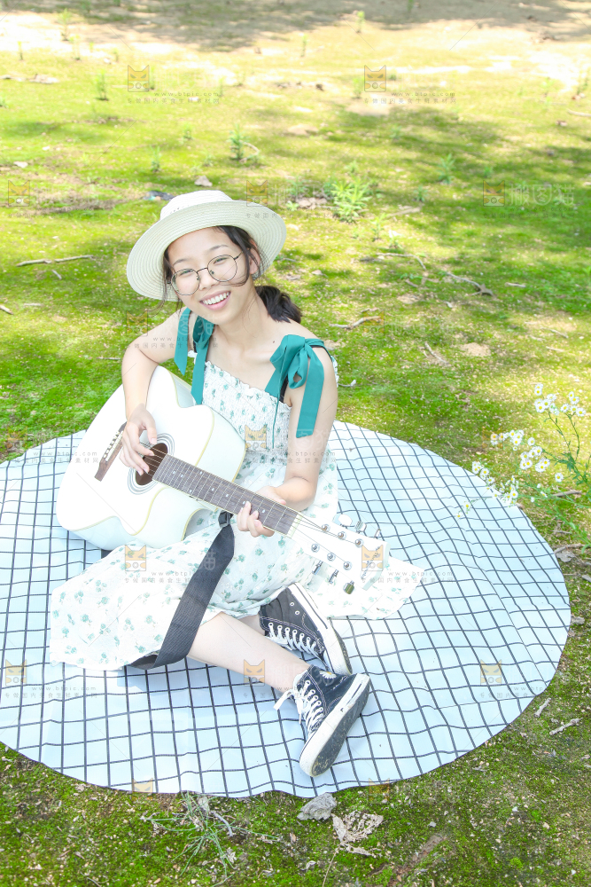 女孩正在弹吉他