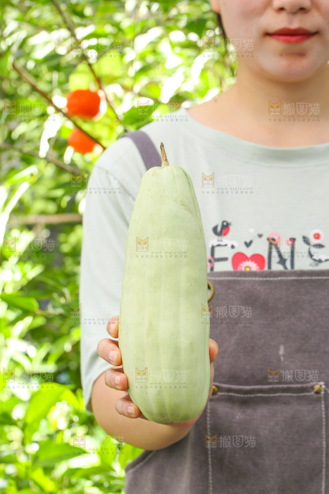 手里拿着羊角蜜