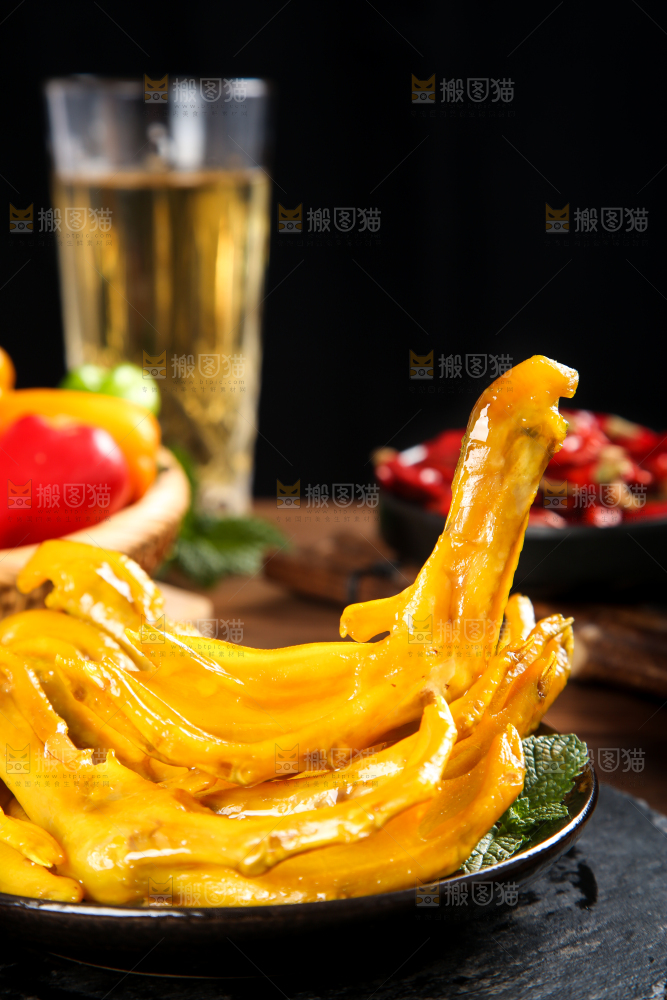 碟子里装着盐焗鸭掌