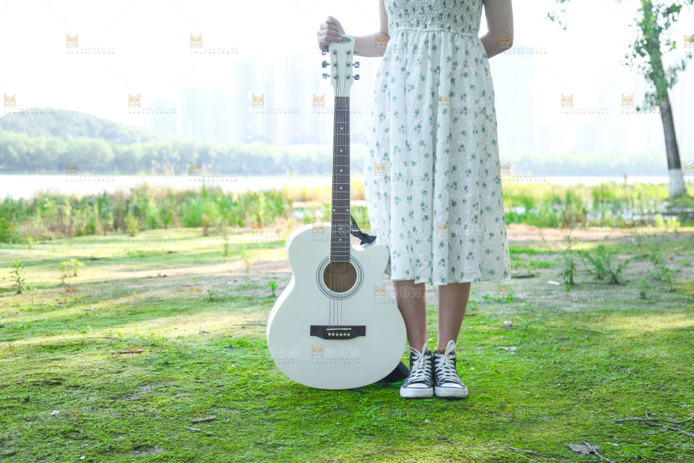 女孩子手里拿着吉他