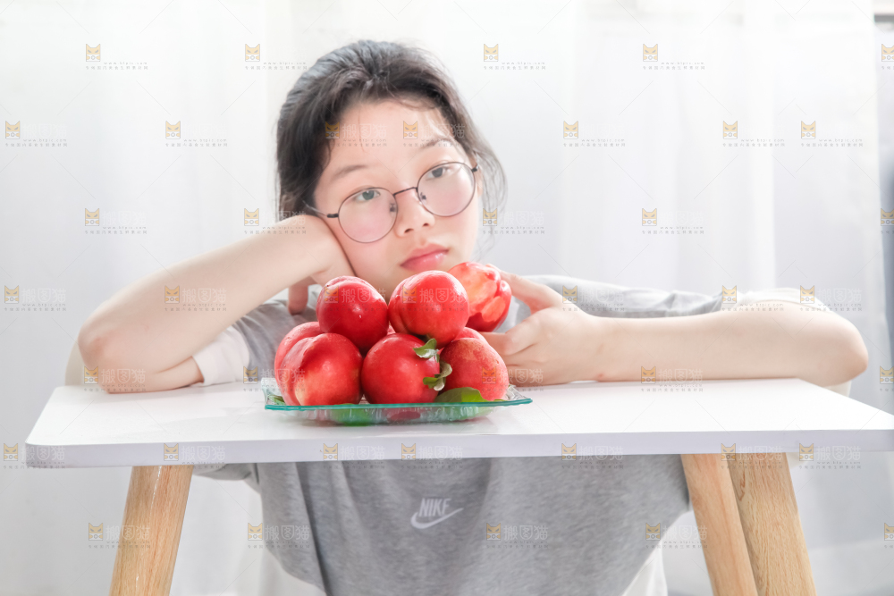 女孩手里拿着水果