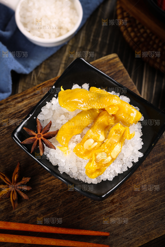 盘子里装着鸡脚筋