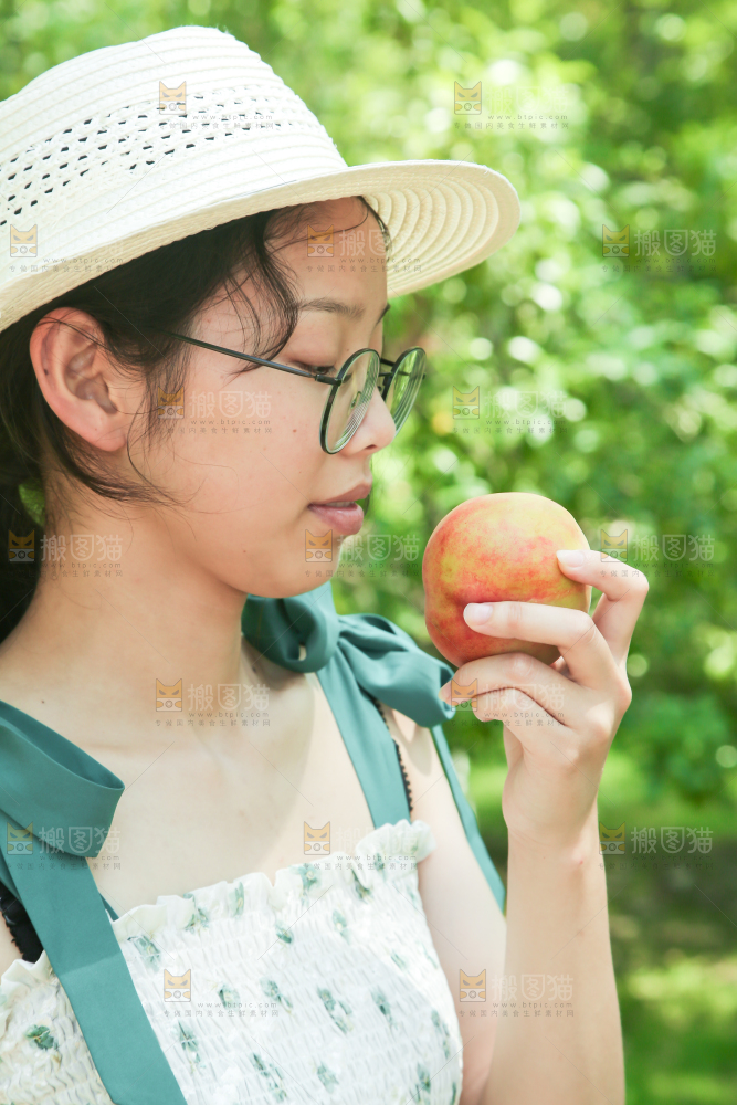 手里拿着蜜桃