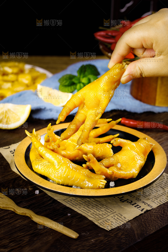 碟子里装着盐焗鸡爪