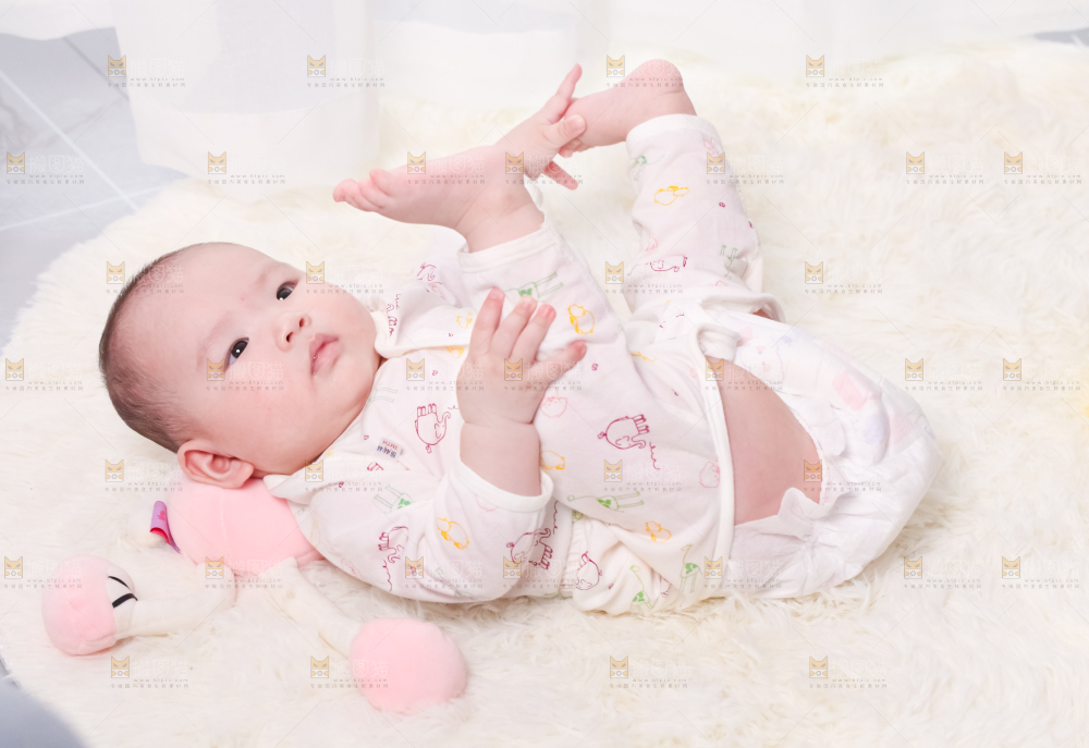 毛毯上躺着一名婴儿