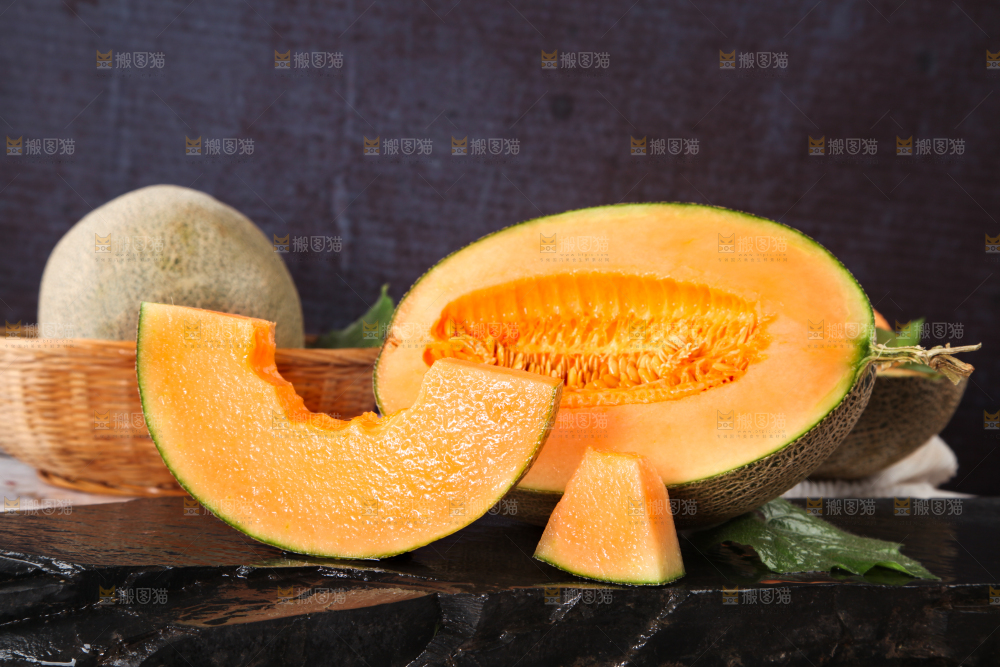 黑底上摆放着新鲜哈密瓜