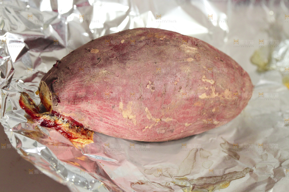 锡纸上摆放着烟薯