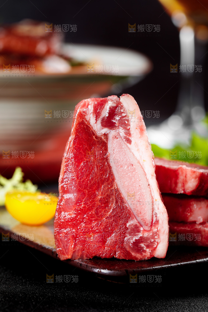 深底上摆放着牛仔骨