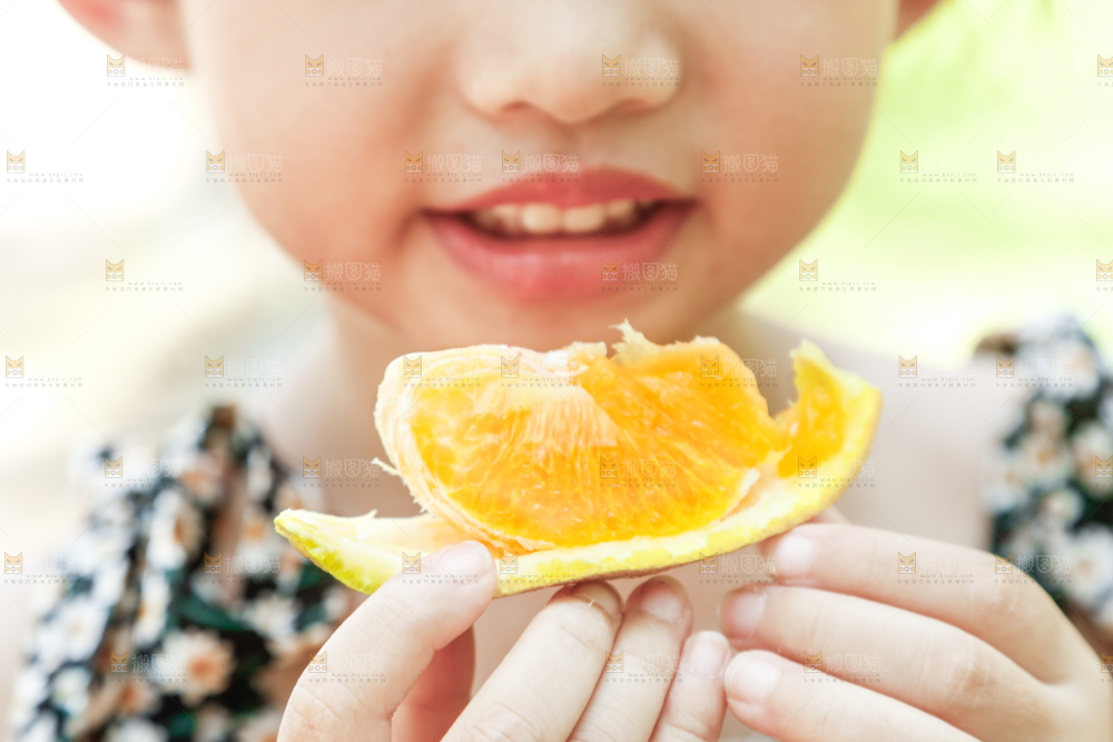 小女孩正在吃橙子