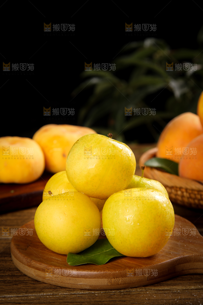 木底上摆放着黄金奈李