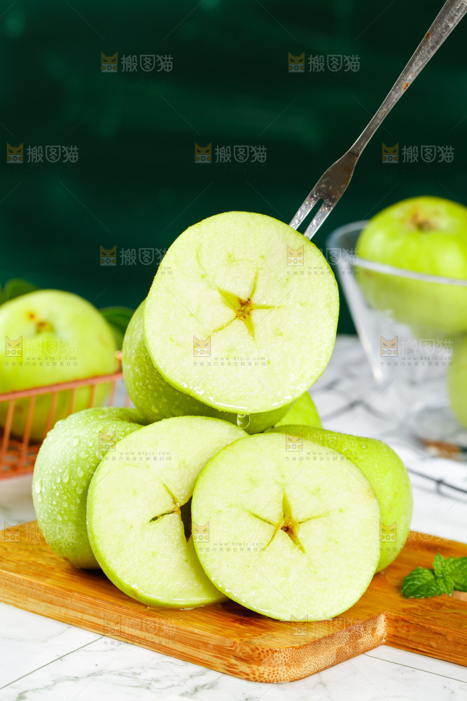 木板上摆放着山西青苹果