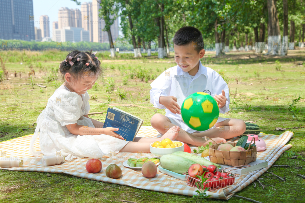 小孩子正在游玩