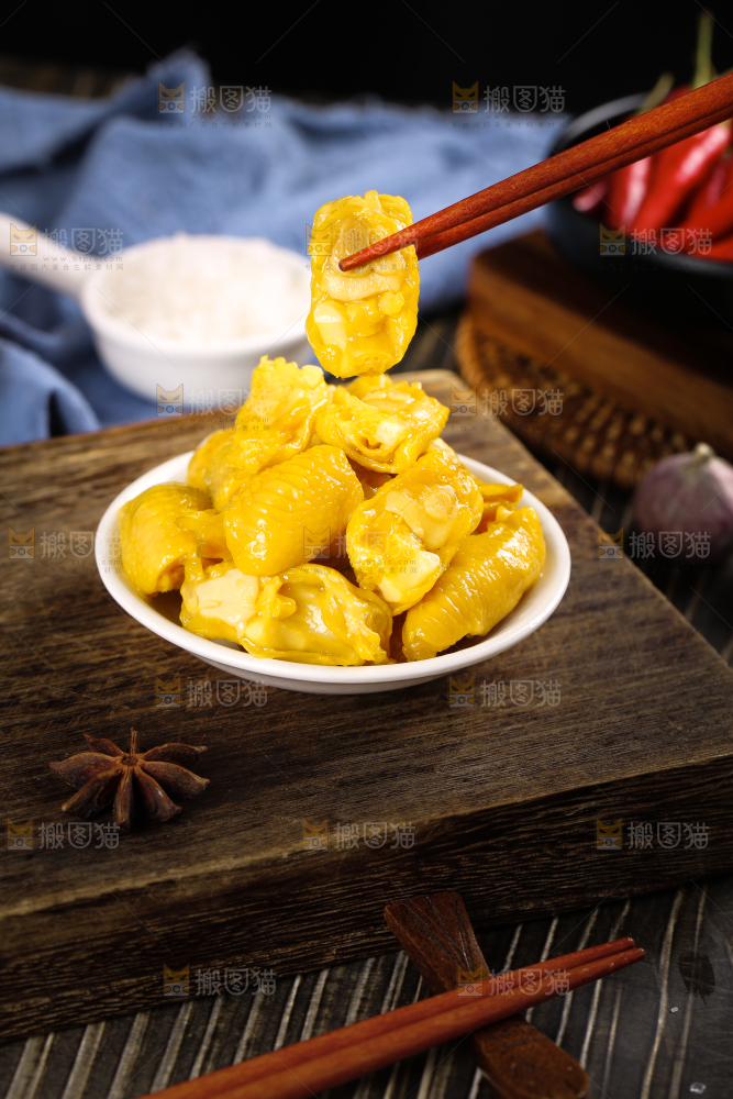 盘子里装着鸡脚筋