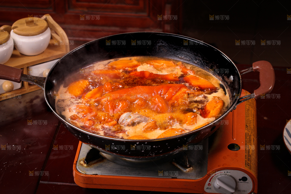 锅里装着正在卤的肉类