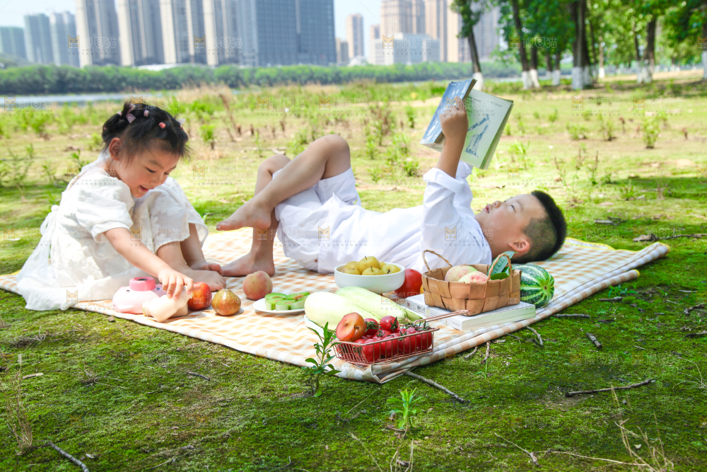 小孩子正在游玩