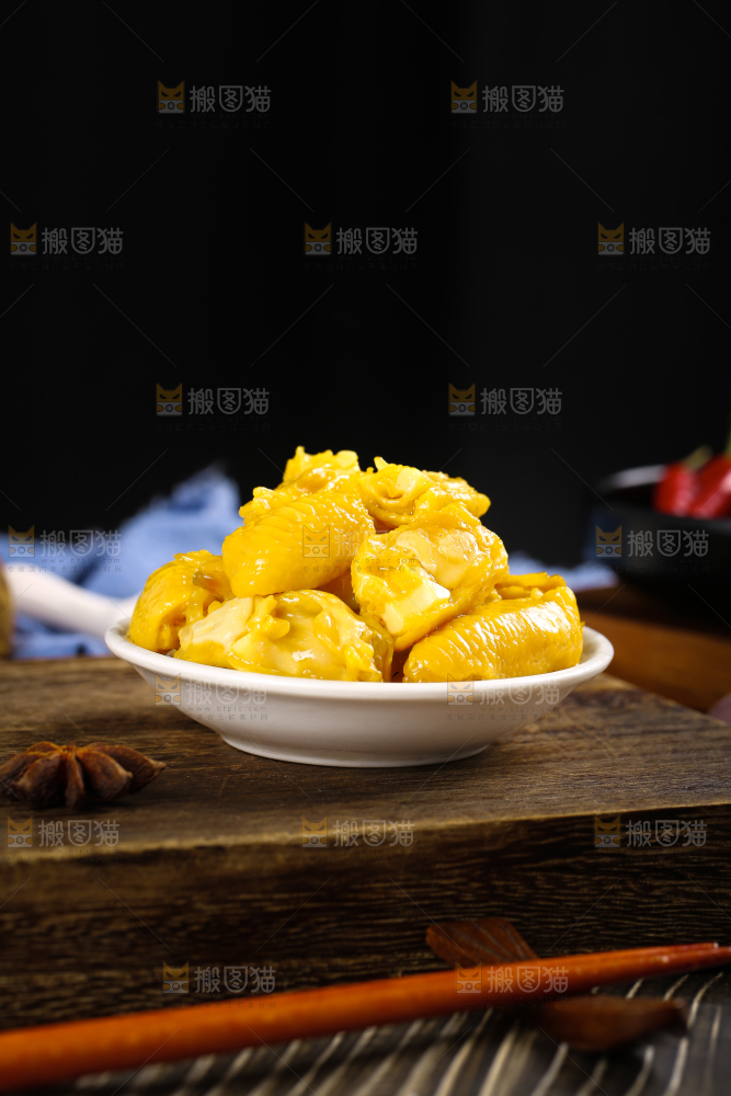 盘子里装着鸡脚筋