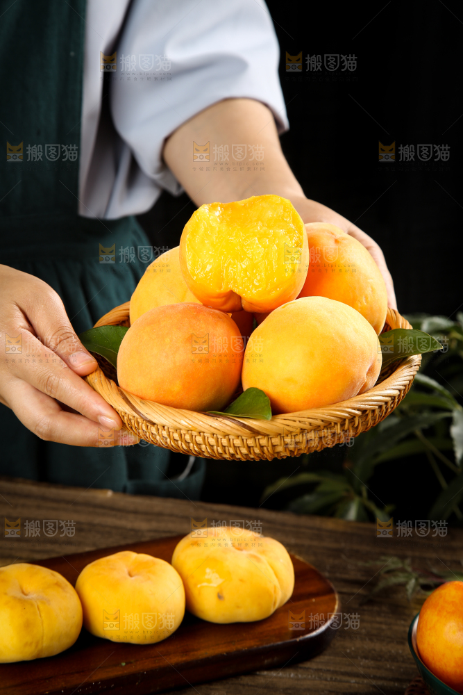 手里拿着黄皮黄桃