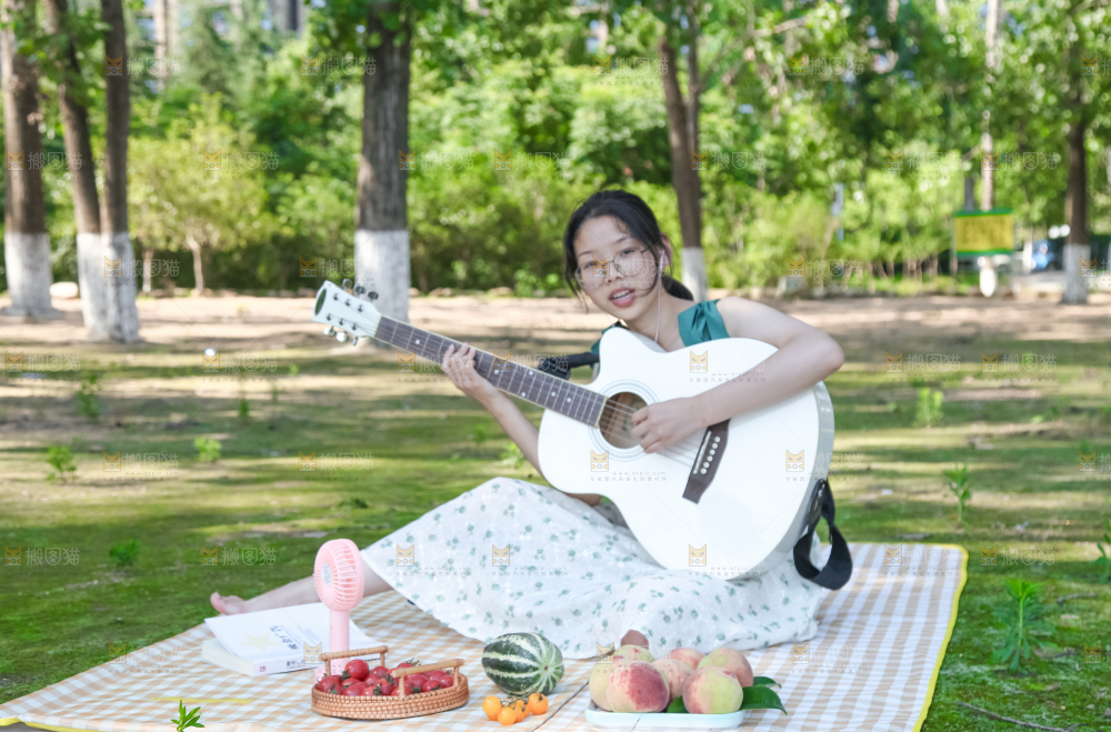 女孩手里拿着吉他