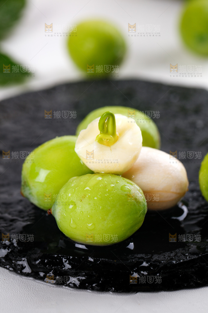 黑底上摆放着新鲜莲子