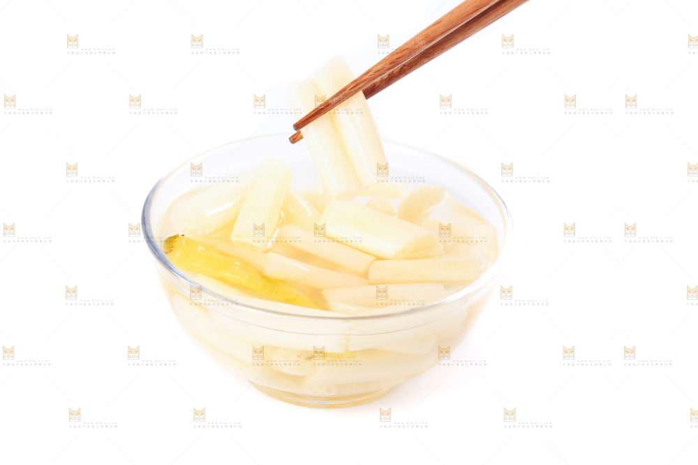 碟子里装着泡椒藕带