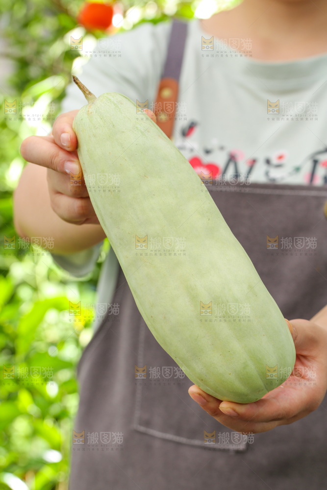 手里拿着羊角蜜